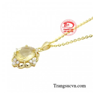 Thạch anh vàng được cho là có khả năng thu hút tài lộc, bảo vệ sức khỏe và giúp cân bằng năng lượng trong không gian sống.