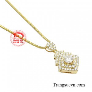 Nó không những góp phần điểm xuyết thêm vẻ đẹp cho vùng cổ mà còn thể hiện gu thẩm mỹ và tính cách của người đeo.