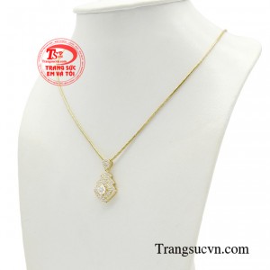 Bộ dây chuyền được xem là bí quyết hàng đầu để làm nổi bật sự quyến rũ và thanh lịch của các quý cô.