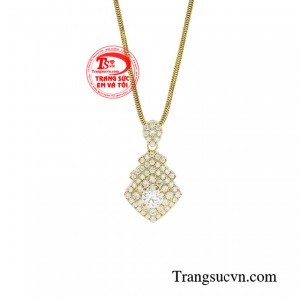 Ngoài ra, bộ dây chuyền còn được xem là cách hiệu quả để mang đến vẻ đẹp sang trọng, lộng lẫy đồng thời chinh phục ánh nhìn của mọi người.