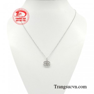 Bộ dây chuyền thanh lịch nữ tính gây ấn tượng bởi những đường nét tinh xảo, tạo nên sự lộng lẫy, tôn khí chất quý phái, kiêu sa của chủ nhân sở hữu. 