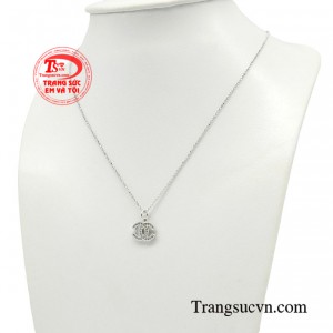 Thiết kế bộ sản phẩm được phủ kín đá Cz, mang đến vẻ đẹp lấp lánh đầy thu hút dễ dàng kết hợp với nhiều trang phục khác nhau. 