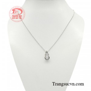 Bộ dây chuyền thỏ con duyên dáng làm tăng vẻ ngọt ngào cho thiết kế, chắc chắn sẽ khiến các nàng yêu thích phong cách nhẹ nhàng phải mê mẩn ngay từ ánh nhìn đầu tiên. 