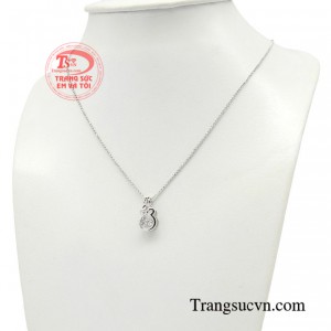 Bộ dây chuyền được chế tác tinh xảo hình thỏ duyên dáng, không chỉ vừa lạ mắt mà còn cực kỳ đáng yêu để các nàng có thể tự tin diện mỗi ngày.