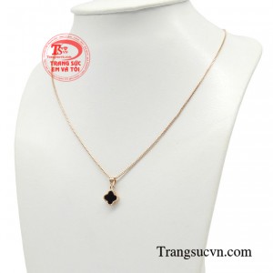 Không cầu kỳ, không phức tạp trong thiết kế, sản phẩm được chế tác một cách đơn giản với kiểu dáng tinh tế. 
