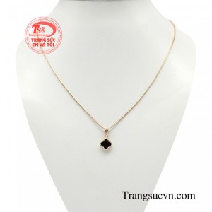 Bộ dây chuyền vàng hồng cao cấp không chỉ đơn giản là món trang sức, chiếc dây chuyền còn là phụ kiện điểm tô cho vẻ đẹp hiện đại của các cô gái.