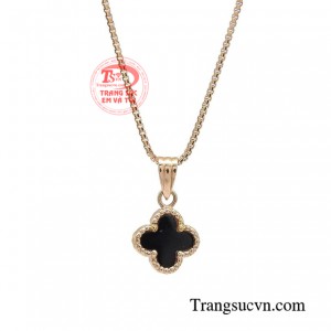 Kết hợp cùng chất liệu vàng hồng 18K, thiết kế tạo nên vẻ đẹp tinh tế, giúp nàng toát lên sự duyên dáng và thanh lịch.