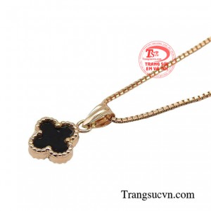 Bộ sản phẩm có tính ứng dụng cao, dễ dàng kết hợp với trang phục đi làm, gặp gỡ đối tác, hay trong những dịp dạo chơi cùng bạn bè.