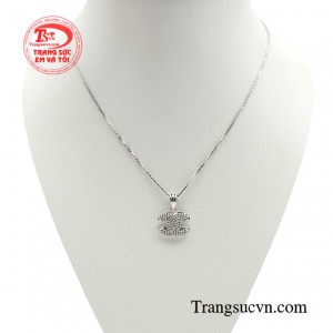 Bộ dây chuyền vàng trắng kiều diễm với sắc trắng tinh khôi là điểm nhấn không thể thiếu của phái đẹp. 