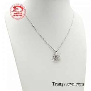 Bộ trang sức vàng trắng giúp bạn trở nên nổi bật và thu hút hơn. 