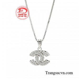  Mặt dây chuyền có thiết kế tinh xảo, lộng lẫy dễ dàng phối cùng nhiều kiểu dây chuyền tạo nên một bộ trang sức vàng trắng hoàn chỉnh. 