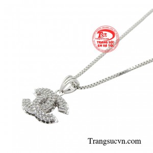 Vậy nên sự hài hòa giữa bộ trang sức vàng trắng và trang phục là yếu tố quan trọng tạo nên vẻ ngoài thanh lịch kiều diễm cho cô nàng hiện đại. 