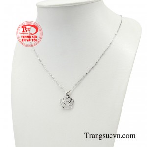 Biểu tượng của sắc đẹp và cũng là danh hiệu cao quý nhất, dành tặng cho những người phụ xinh đẹp, tự tin và đầy bản lĩnh trong cuộc sống cũng như trong sự nghiệp.