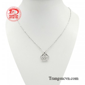 Bộ dây chuyền vương miện thời thượng với hình ảnh chủ đạo là chiếc vương miện