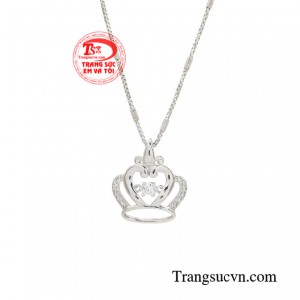 Sản phẩm tạo điểm nhấn phong cách, thanh lịch và thể hiện guu thẩm mỹ bắt nhịp với xu hướng thời trang thế giới.