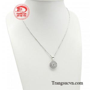 Đây là món trang sức cao cấp dành riêng cho quý cô định hình phong cách cổ điển, phù hợp ở những buổi dạ tiệc qua những trang phục thời thượng, tinh tế.