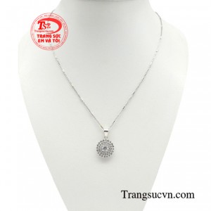 Bộ mặt dây quý cô sang trọng với thiết kế xếp tầng đối xứng mang lại sự hài hòa cho khuôn mặt, tôn lên những đường nét quý phái, rạng ngời.