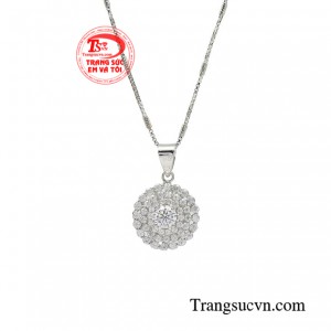 Hãy dành tặng món quà trang sức thời trang đến người thân yêu của bạn để giúp họ nâng tầm phong cách thêm phần nổi bật.