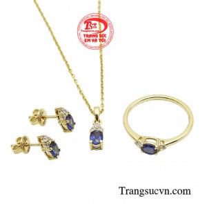 Với kiểu dáng mới mẻ, độc đáo được đính đá sapphire lấp lánh sẽ mang lại sự may mắn và nguồn năng lượng tích cực cho người sỡ hữu. 
