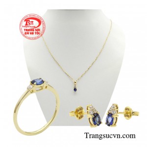 Trang sức gắn đá sapphire luôn là bí quyết giúp phái đẹp thêm phần tỏa sáng, nâng cao vị thế và khẳng định mình trong xã hội.