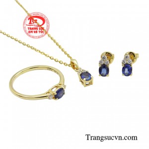 Từng hoa văn, họa tiết trên món trang sức được chế tác tỉ mỉ, tinh xảo tôn lên độ lấp lánh rực sáng của đá sapphire.