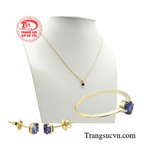 Bộ trang sức sapphire tinh xảo, với vẻ đẹp lung linh và quyền quý sapphire gây ấn tượng không chỉ bởi vẻ đẹp thẩm mỹ