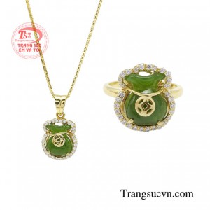 Bộ trang sức túi tiền như ý được chế tác từ ngọc cẩm thạch mang theo vượng khí dồi dào, túi tiền cẩm thạch giúp thu hút về tài lộc