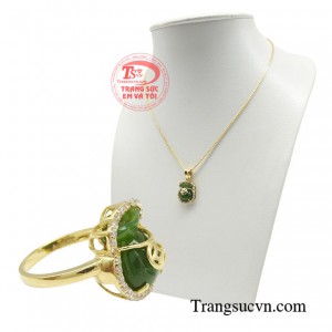 Không chỉ mang theo vượng khí từ bên trong, mà cẩm thạch còn mang năng lượng tích cực tốt cho sức khỏe người đeo. 