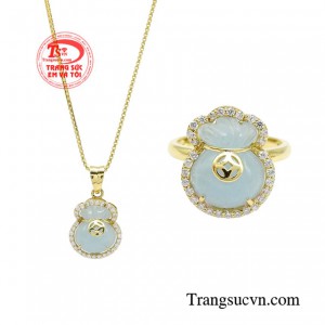 Bộ trang sức túi tiền phú quý được chế tác từ dá aquamarine hay còn được mệnh danh là “viên ngọc của đại dương” 