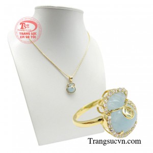 Bộ sản phẩm được chạm khắc thủ công hoàn toàn với hình dáng túi tiền xinh xắn nhưng không kém phần tinh tế.