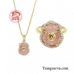 Bộ trang sức túi tiền thạch anh dâu sở hữu vẻ đẹp ngọt ngào với màu sắc như quả dâu tây chín mọng, cùng những khoáng thể Goethite và Iron Oxide li ti lấp lánh bên trong. 