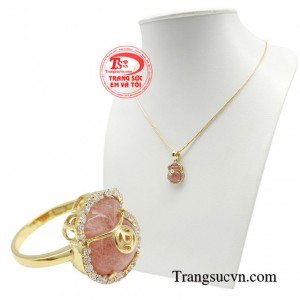 Khi đeo trên người túi tiền vàng, sẽ mang lại may mắn, sinh ra thuận lợi liên tục, từ đó mà đại vượng tài vận.