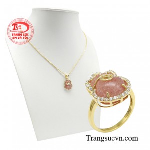 Không những vật bộ trang sức còn được chạm khắc hình túi tiền mang đến tài lộc, giúp người đeo tiết kiệm được của cải vật chất.