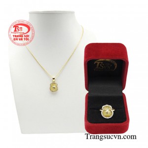 Bộ sản phẩm có thiết kế hoàn hảo khi kết hợp cùng thạch anh tóc vàng mang những tinh thể vàng óng ánh như những sợi kim tiền giúp đem lại nhiều may mắn về đường tài vận. 