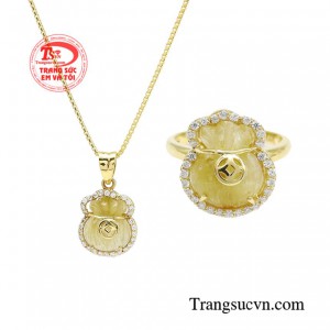 Bộ trang sức túi tiền thạch anh tóc vàng thúc đẩy con đường công danh sự nghiệp của người đeo không ngừng thăng tiến, dễ dàng đạt được nhiều thành tựu ở phía trước.