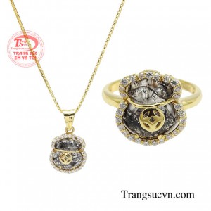 Bộ trang sức túi tiền vượng khí có tác động tích cực tới tài chính của người sở hữu giúp tiền bạc và tài lộc sẽ ngày một tăng lên.