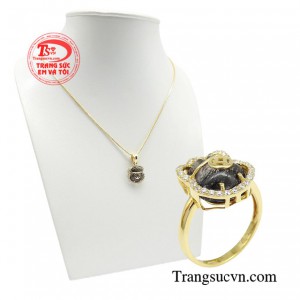 Chẳng những vậy món trang sức này còn đảm bảo tài chính dồi dào, giúp cân đối chi tiêu, tránh bị thất thoát về tiền bạc và bảo vệ tài sản cho gia chủ, ngày càng giàu sang phú quý.
