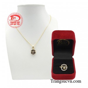 Trang sức túi tiền giúp thu hút về tài lộc, đem lại nhiều may mắn giúp người sở hữu thuận lợi cho đường kinh doanh mua bán rộng mở, ngày càng hưng thịnh phát tài.
