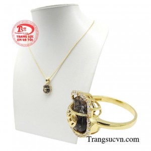 Bộ sản phẩm đặc biệt được chế tác từ thạch anh tóc đen thiên nhiên chắc chắn sẽ là món quà tuyệt vời dành tặng người thân và bạn bè.