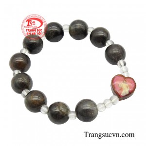 Bên cạnh đó, chuỗi hạt còn giúp xua đuổi những năng lượng xấu, bảo vệ con người trước những bất hạnh trong cuộc sống