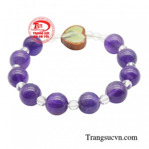 Vòng Mân Côi được chế tác hoàn toàn bằng đá thạch anh tím tự nhiên sẽ vô cùng phù hợp với người mệnh hỏa và thổ. 