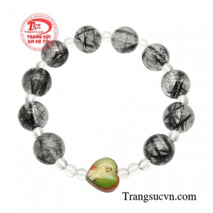 Chuỗi mân côi thạch anh tóc hộ mệnh được ví như lá bùa giúp cho gia chủ tránh được tà khí, vận xui và những tiêu cực trong cuộc sống.