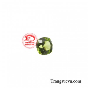 Peridot cũng là loại đá được mệnh danh là lá bùa trừ tà, xua đi vận rủi, giúp chủ sở hữu luôn thuận lợi trong công việc và bình yên trong cuộc sống. 