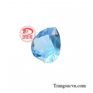Đá Topaz được chạm khắc trái tim cùng kiểu mài dũa thánh giá chìm có khả năng kết nối tình yêu, hoà hợp và hạn chế những mâu thuẫn bất đồng trong các mối quan hệ.