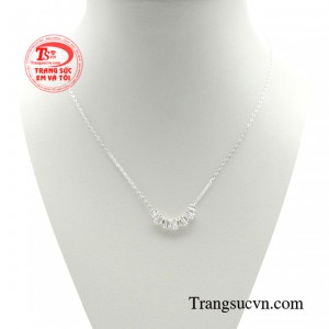 Dây chuyền bạc nữ tỏa sáng sẽ biến các nàng trở nên nổi bật bởi vẻ đẹp lạ mắt đầy cuốn hút mà nó mang lại.