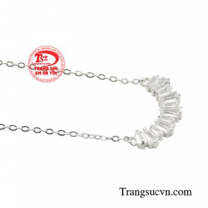 Sự mới lạ trong thiết kế sẽ là bí quyết để nàng chinh phục mọi ánh nhìn.