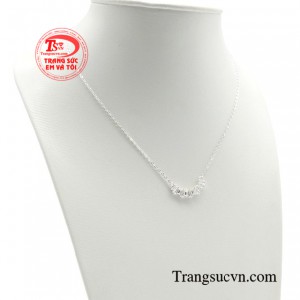 Chỉ với những đường nét lạ mắt này đã giúp chiếc dây chuyền bạc trở nên độc đáo, tinh tế, nâng tầm vẻ đẹp nữ tính của các nàng.