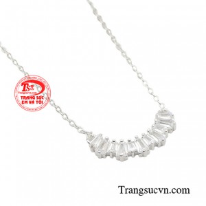 Nếu bạn đang tìm kiếm một món trang sức có thể tôn vinh vẻ đẹp cùng thần thái sang trọng của bản thân thì đừng bỏ qua chiếc dây chuyền bạc này nhé.