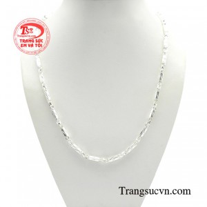 Dây chuyền bạc phong cách nam tính sở hữu phong cách khỏe khoắn, giúp chàng tự tin thể hiện bản lĩnh mạnh mẽ, hiện đại nhưng vẫn tôn lên vẻ rắn rỏi, nam tính. 