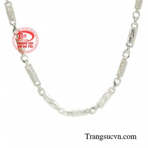 Mang đến thiết kế sang trọng, mạnh mẽ, tạo nên dấu ấn cá tính riêng cho chàng không chỉ trong cuộc sống thường nhật mà còn trong các buổi tiệc tùng. 